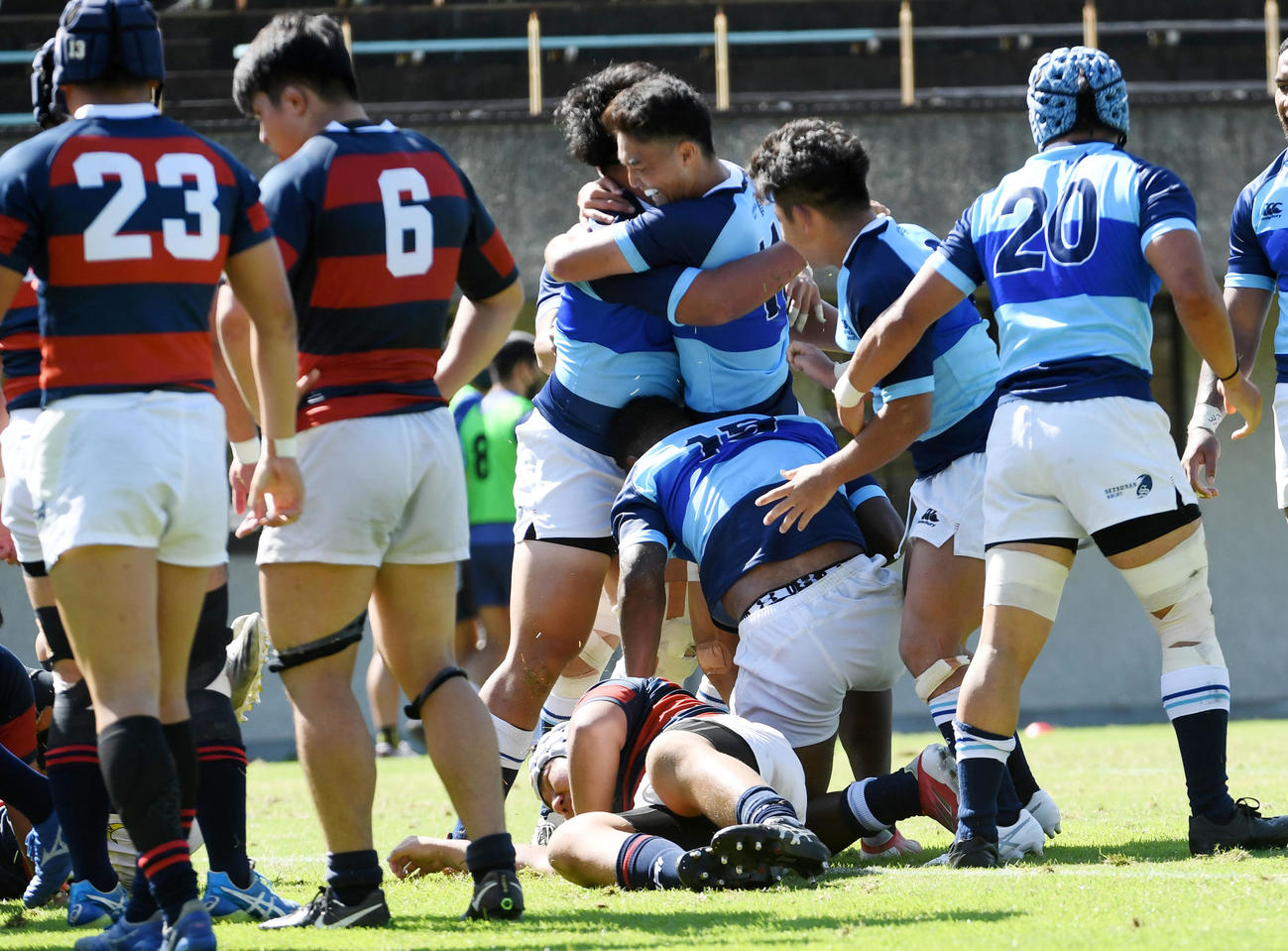 関学大対摂南大　後半、ダメ押しのトライを奪い喜ぶ摂南大の選手ら（撮影・和賀正仁）