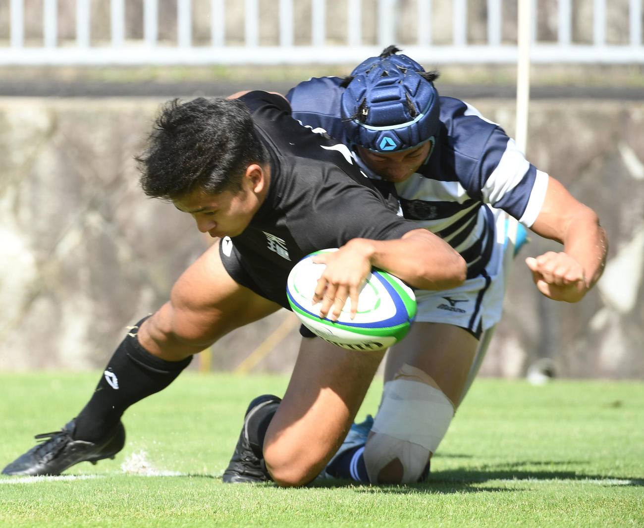 天理大対関大　前半、関大DFを引きずりながらトライを奪う天理大WTB内村（撮影・和賀正仁）