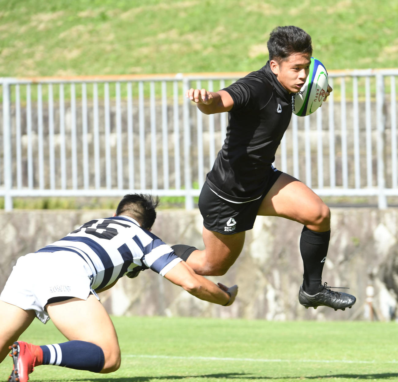 天理大対関大　前半、関大ディフェンスを交わしトライを奪う天理大WTB内村（撮影・和賀正仁）