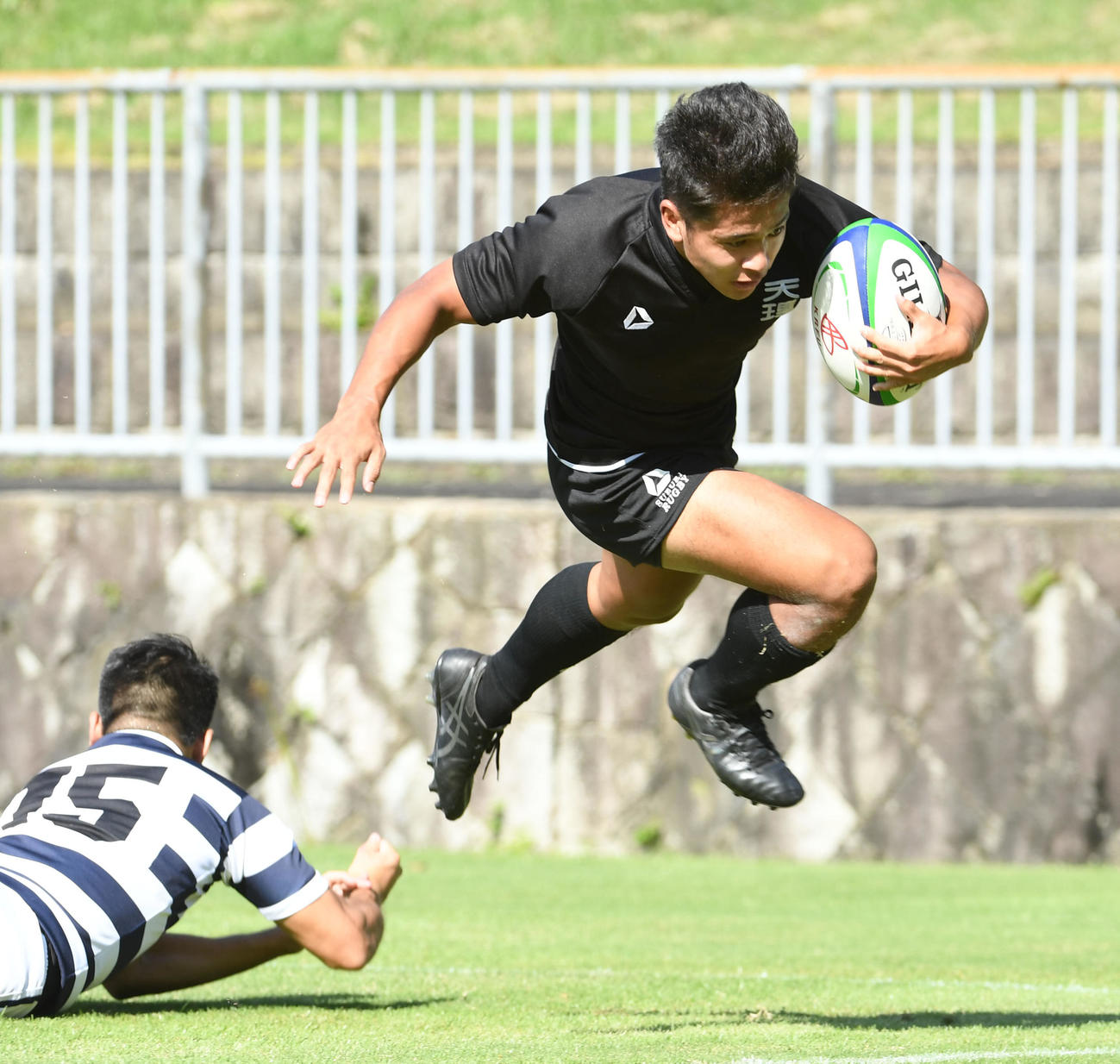 天理大対関大　前半、関大ディフェンスを交わしトライを奪う天理大WTB内村（撮影・和賀正仁）