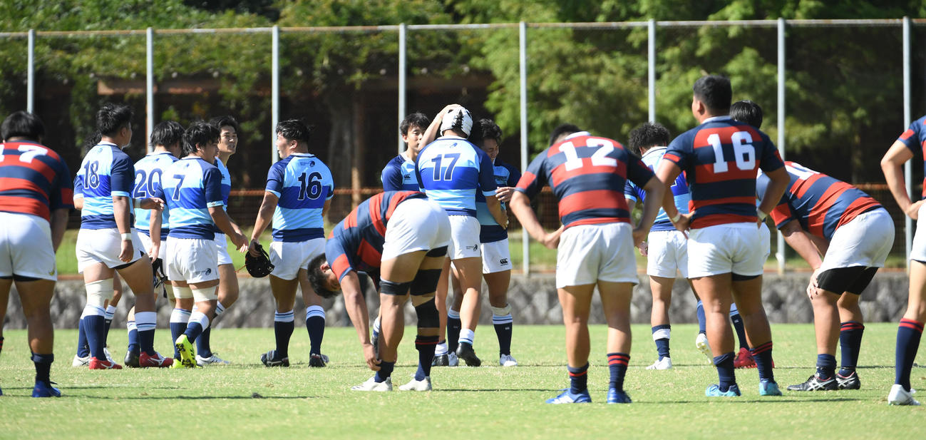関学大対摂南大　後半、ダメ押しのトライを奪い喜ぶ摂南大の選手ら（撮影・和賀正仁）