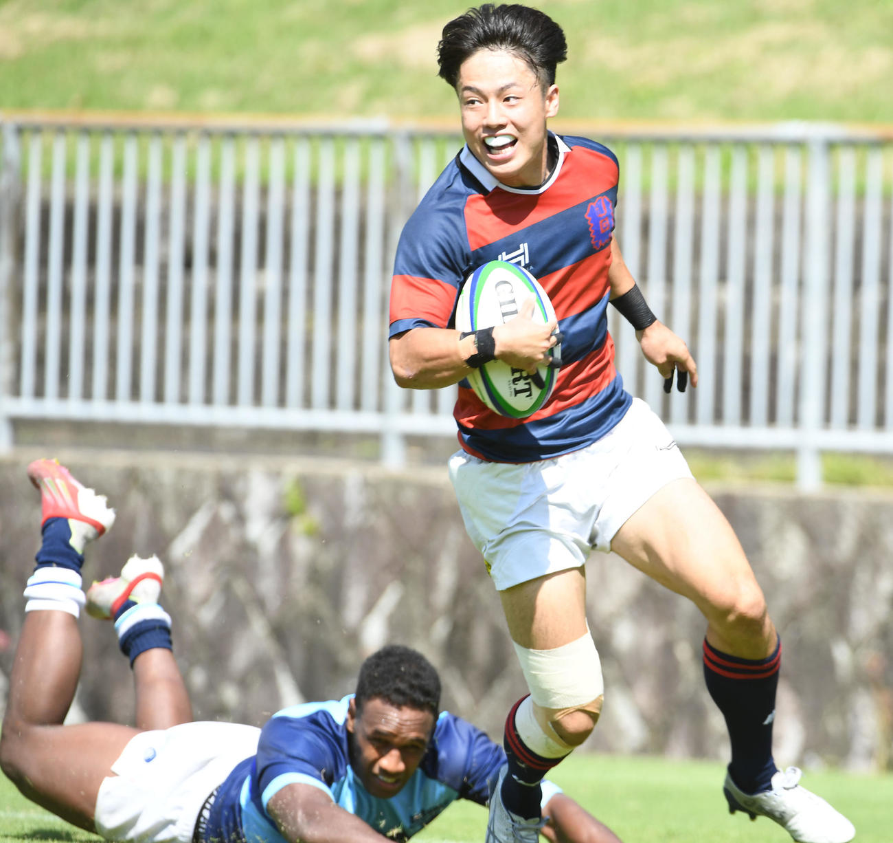関学大対摂南大　前半、中央付近から左に展開した関学大は最後WTB伴井（右）が摂南大ディフェンスを振り切りトライを奪う（撮影・和賀正仁）