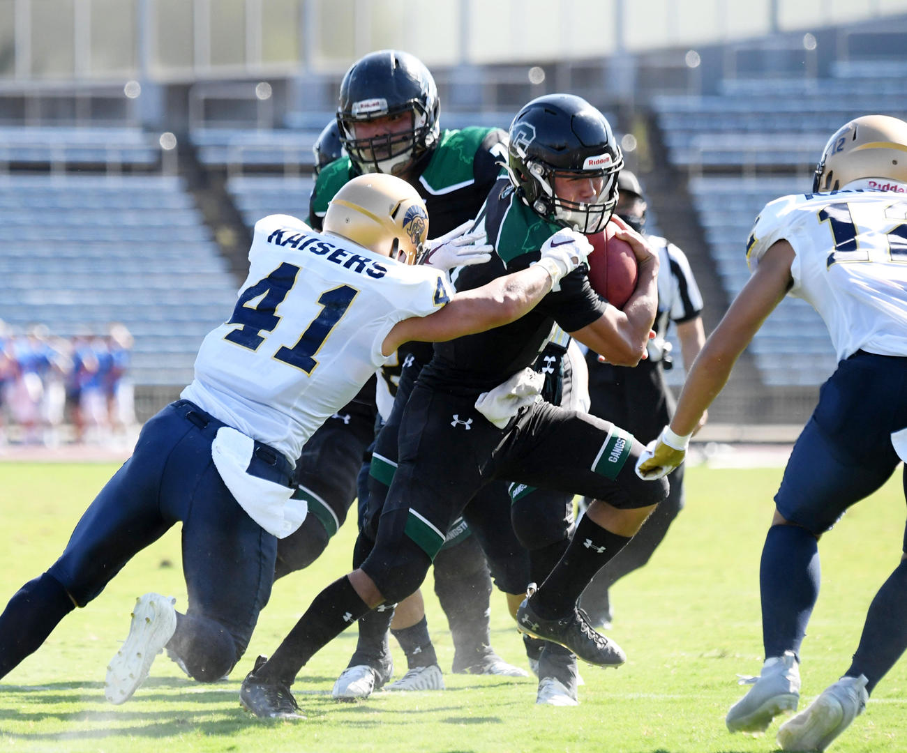 第4Q、京大QB泉岳斗のランを止める関大ディフェンス（撮影・滝沢美穂子）