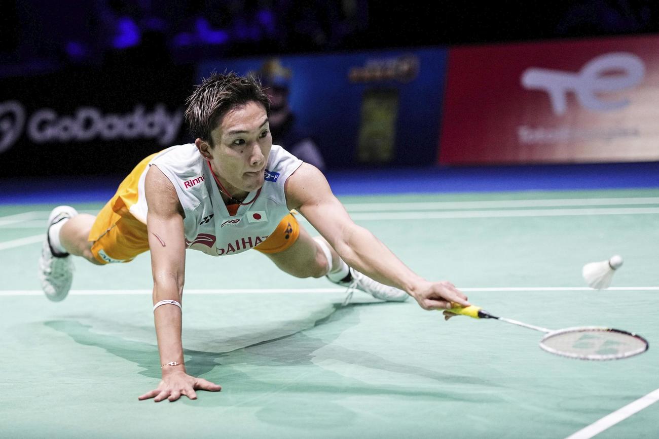 決勝でシャトルを追う男子シングルスの桃田（ゲッティ＝共同）