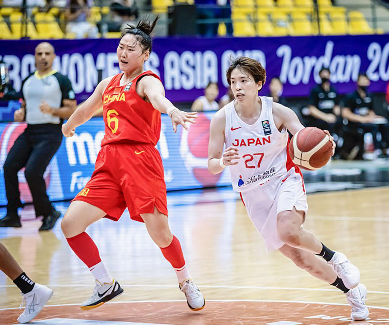決勝の中国戦で攻め込む林（右）＝アンマン（国際バスケットボール連盟提供・共同）