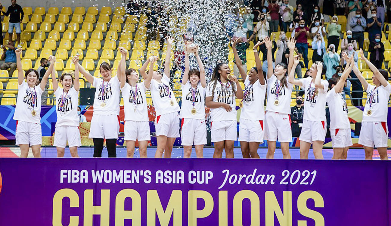 アジア杯5連覇を達成し、表彰式で喜ぶ女子日本代表（国際バスケットボール連盟提供・共同）