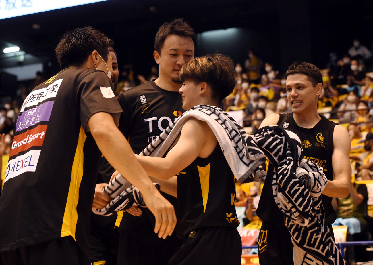 仙台対福島　MVPに選ばれ笑顔を見せる仙台神里（中央）（撮影・相沢孔志）