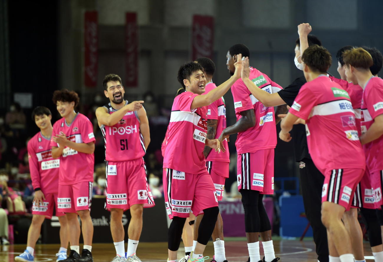 秋田対茨城　試合後のMVPに選ばれ笑顔でハイタッチする秋田田口（中央）（撮影・山田愛斗）