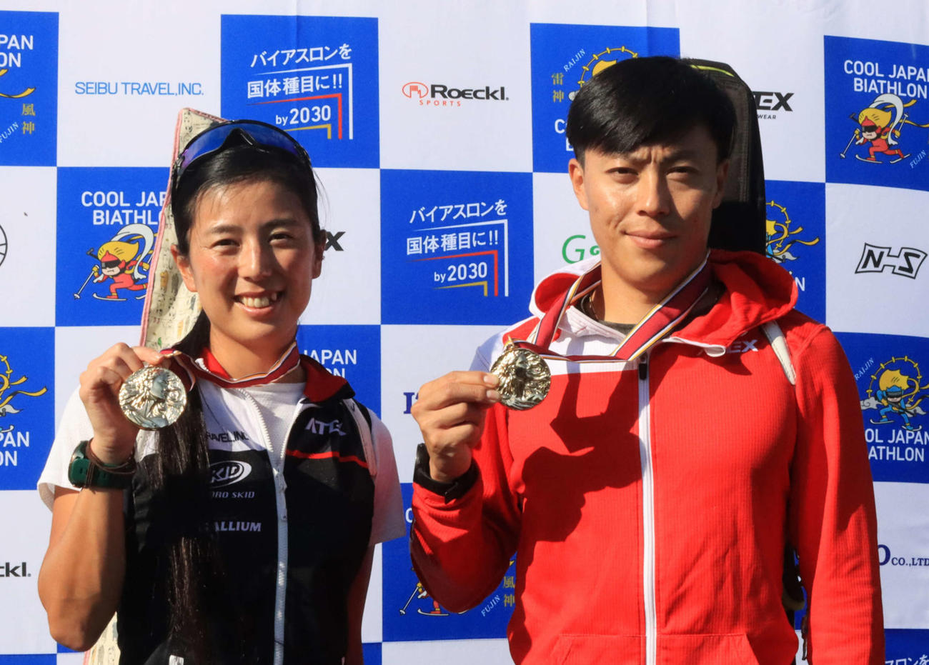 男女でそれぞれ総合優勝した立崎夫妻。妻芙由子（左）と夫幹人（撮影・保坂果那）
