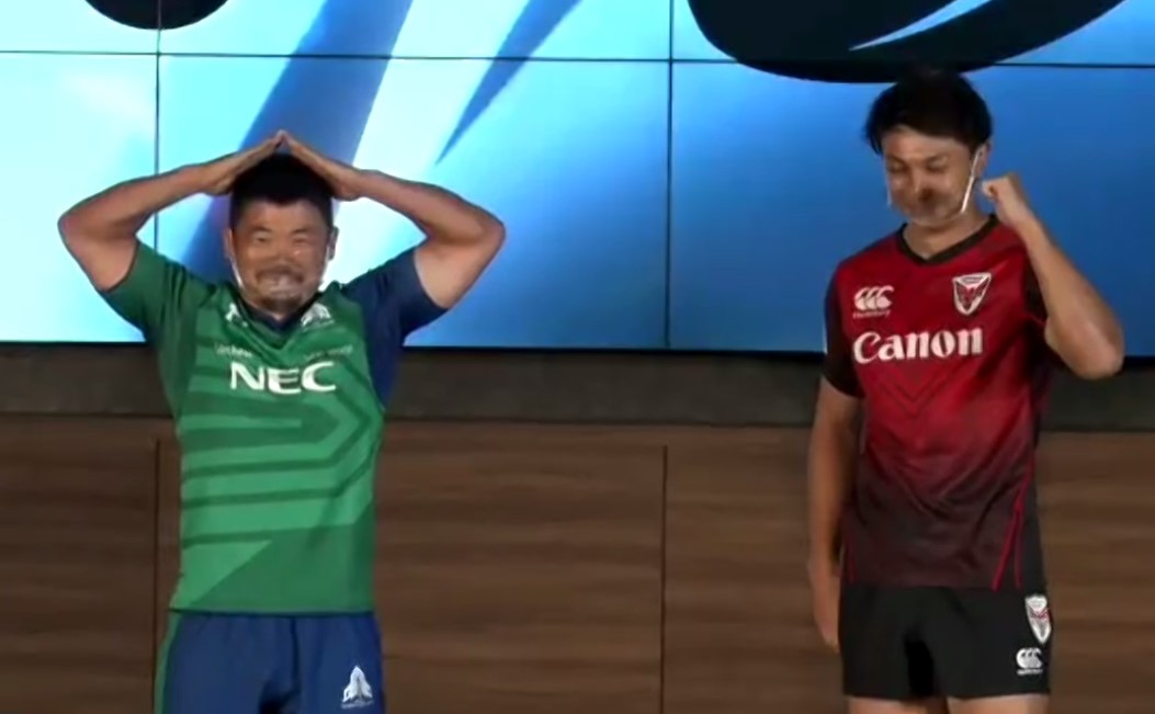 会見でロケットポーズを披露する田中史朗（左）