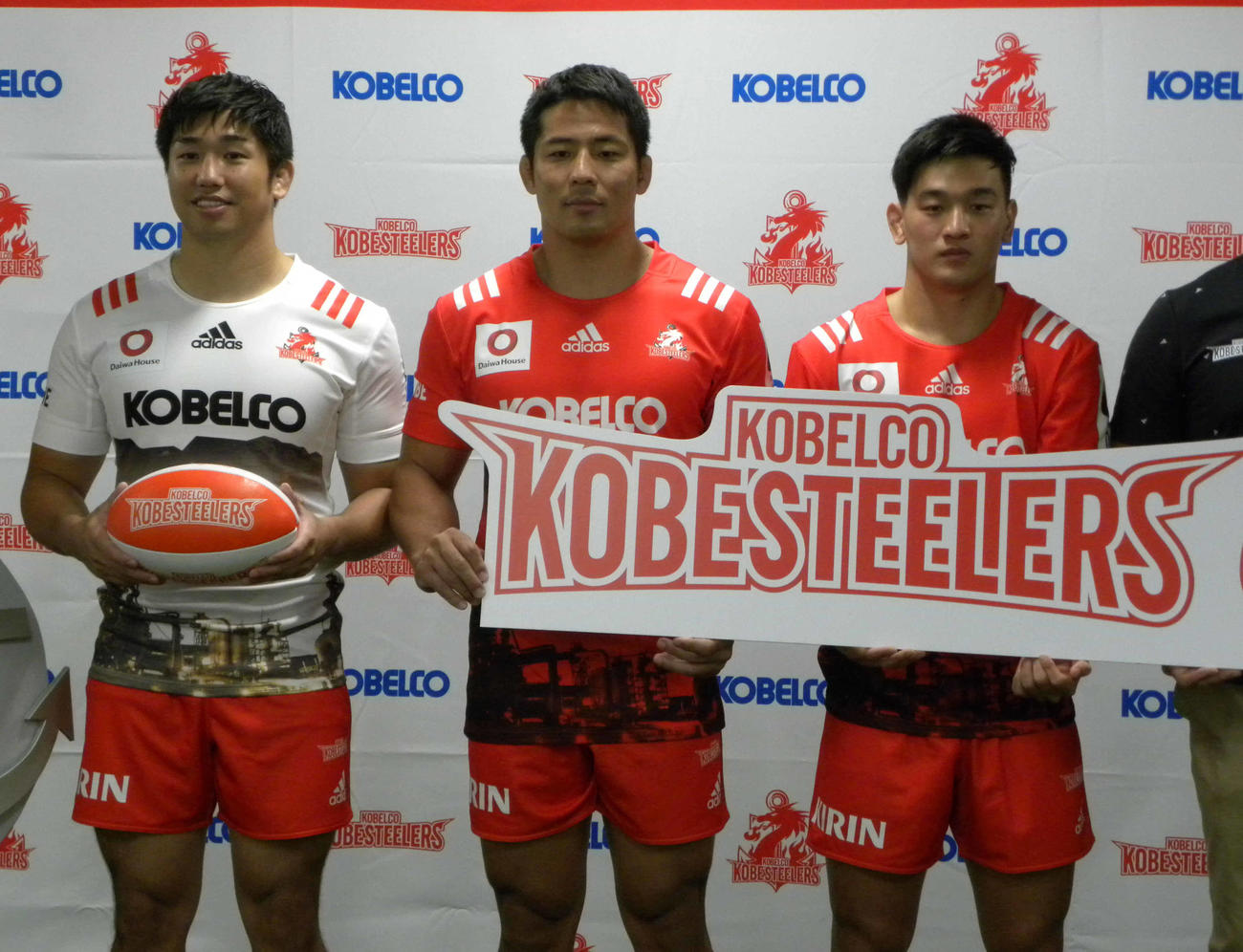 コベルコ神戸スティーラーズの新体制会見で新ジャージーを着用した、右から李承信副将、橋本大輝主将、橋本皓副将（撮影・松本航）