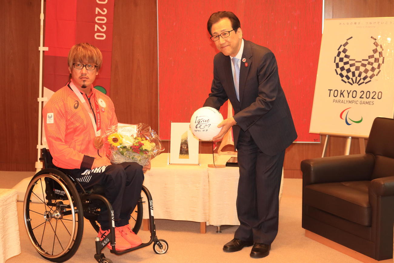 秋元札幌市長（右）を表敬訪問した東京パラリンピック車いすラグビー代表の池崎（撮影・保坂果那）
