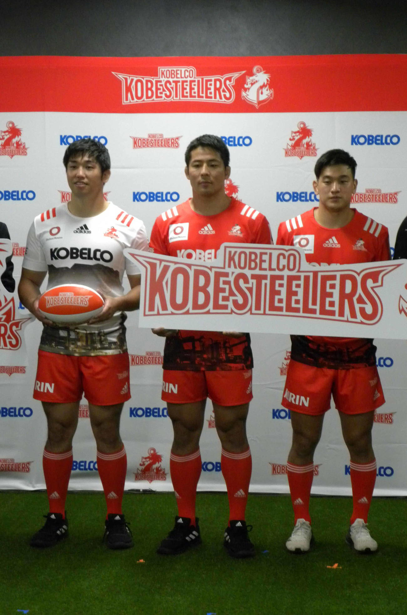 コベルコ神戸スティーラーズの新体制会見で新ジャージーを着用した、右から李承信副将、橋本大輝主将、橋本皓副将（撮影・松本航）