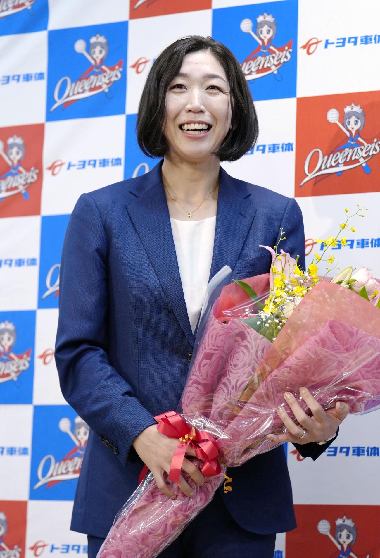 引退の記者会見で花束を贈られ、笑顔を見せるバレーボール女子の荒木絵里香（共同）