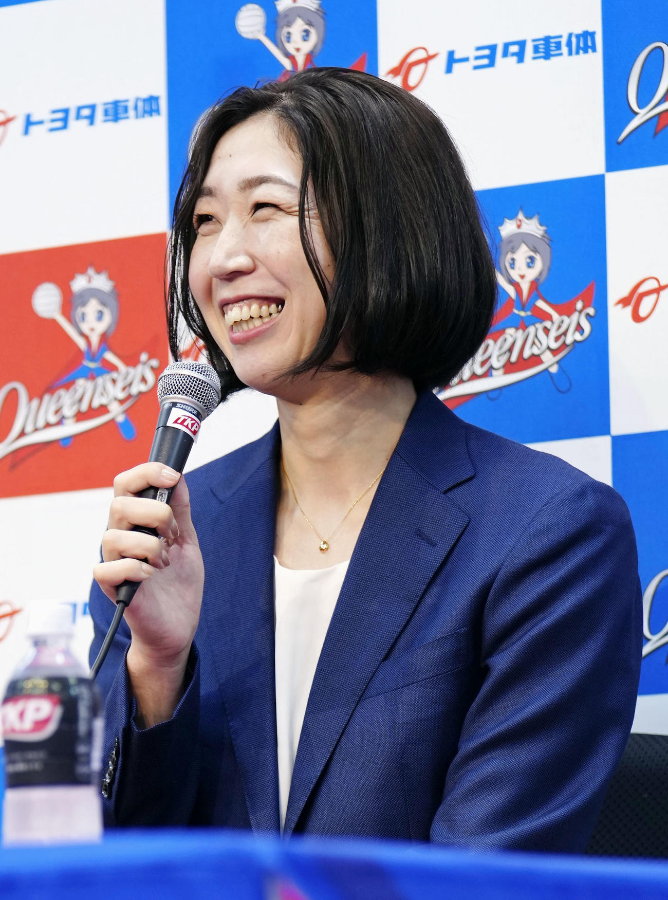引退の記者会見をするバレーボール女子の荒木絵里香（共同）