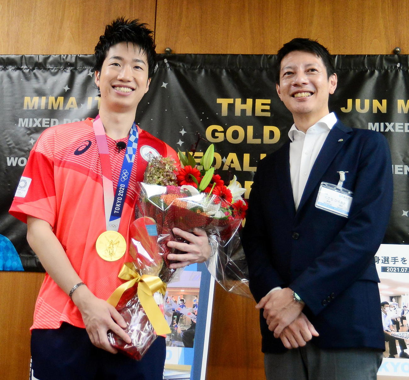 草地市長（右）と笑顔で写真に納まる水谷隼