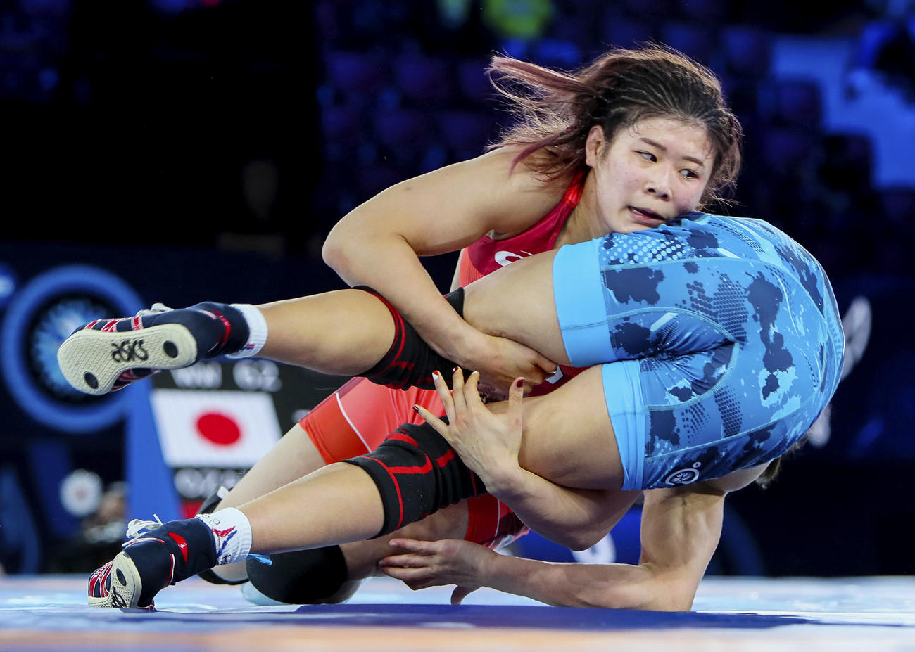 女子62キロ級3位決定戦でウクライナ選手（手前）と対戦する尾崎野乃香（共同）