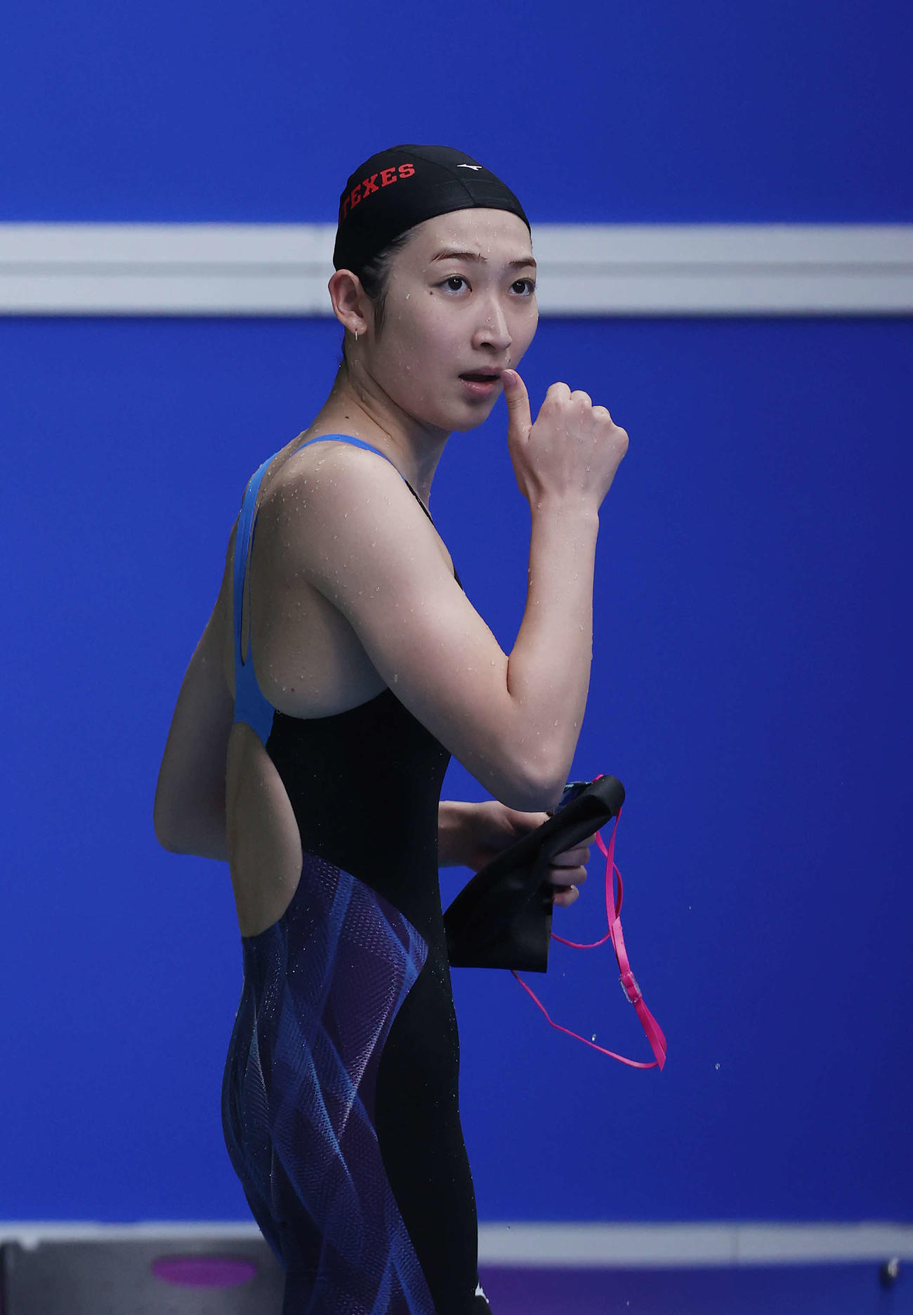 女子50メートル自由形予選を終え、記録を見つめる池江（撮影・河野匠）