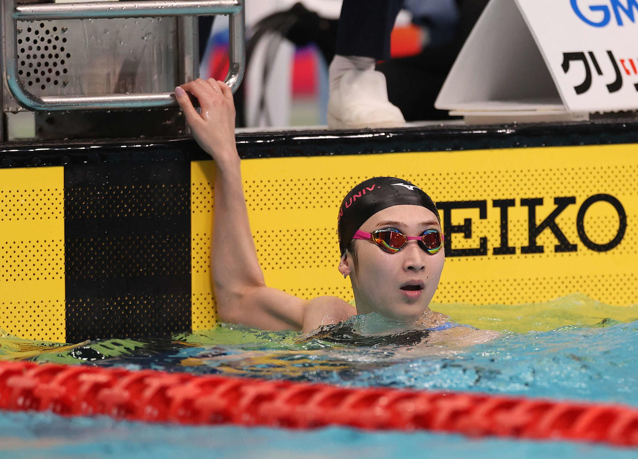 女子50メートル自由形予選でゴールし記録を見つめる池江（撮影・河野匠）