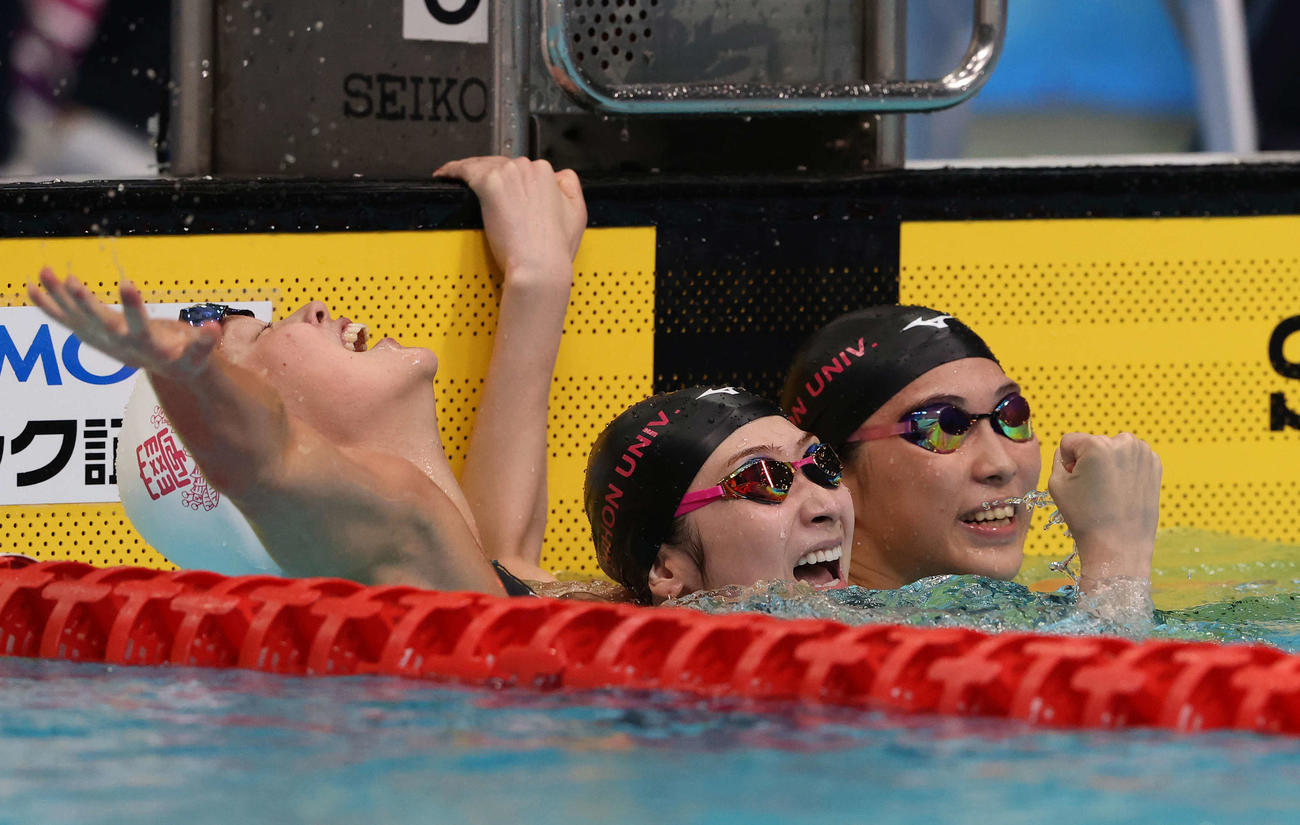 女子50メートル自由形を制した池江（中央）は2位の山本（右）、3位の持田と喜び合う（撮影・河野匠）