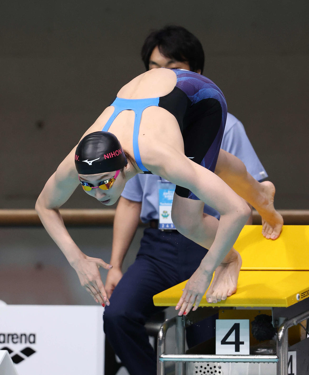 女子50メートル自由形決勝で勢いよく飛び込む池江（撮影・河野匠）