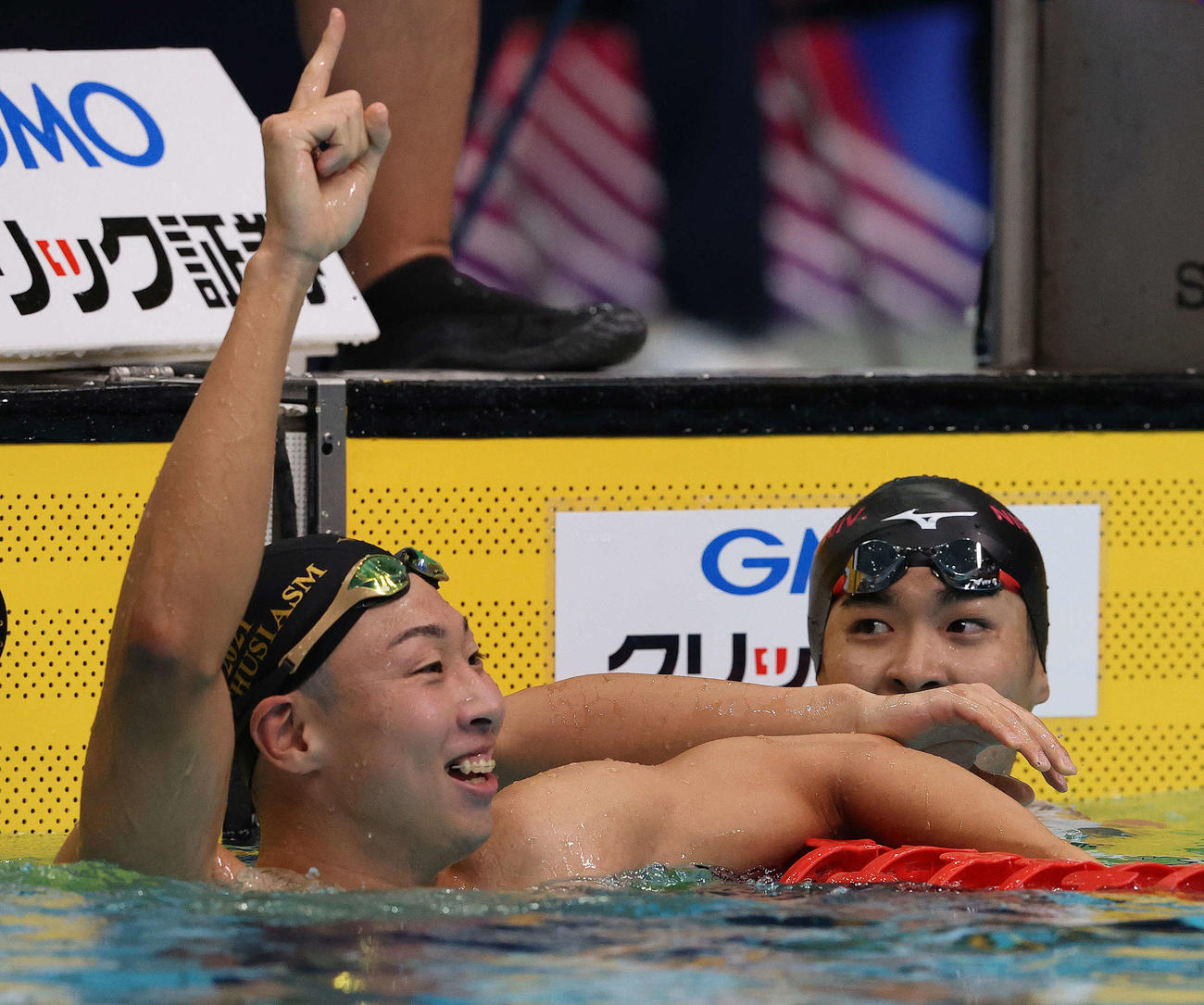 男子50メートル自由形で優勝した川根（左）は指を突き上げて喜ぶ。右は2位の関（撮影・河野匠）
