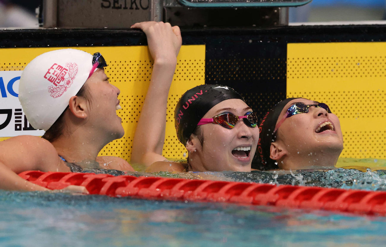 女子50メートル自由形を制した池江（中央）は2位の山本（右）、3位の持田と喜び合う（撮影・河野匠）