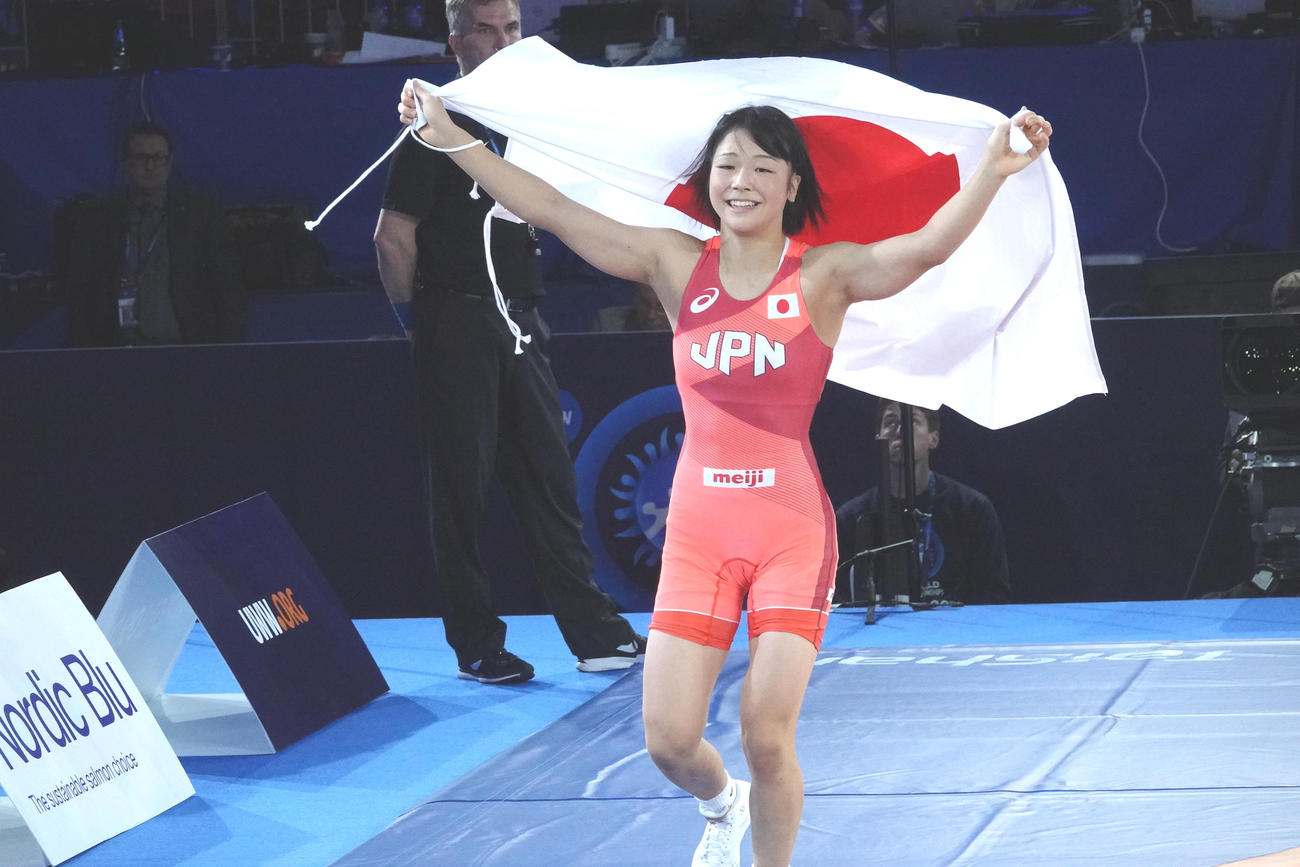 女子53キロ級で優勝し、ウイニングランをする藤波朱理（日本レスリング協会提供）
