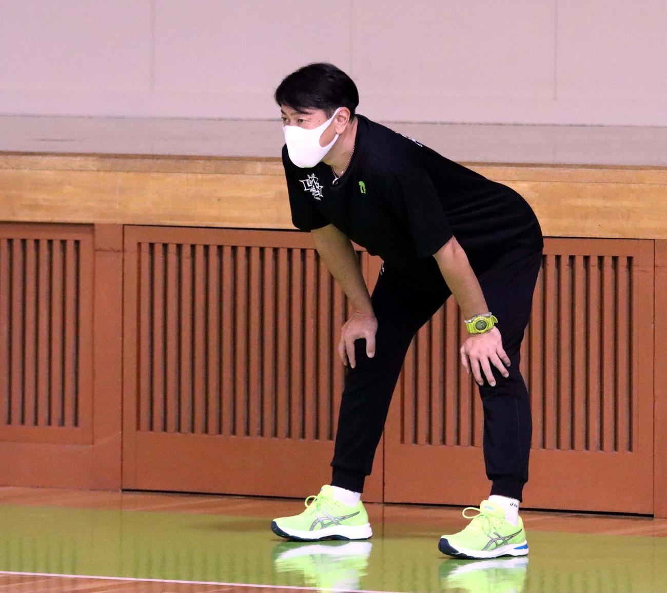選手の動きをチェックするレバンガ北海道・佐古監督（撮影・永野高輔）