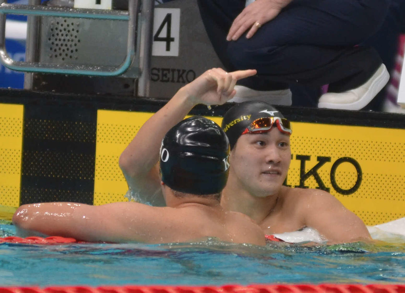 男子100メートル平泳ぎで予選トップとなった佐藤翔馬（右）（撮影・吉池彰）