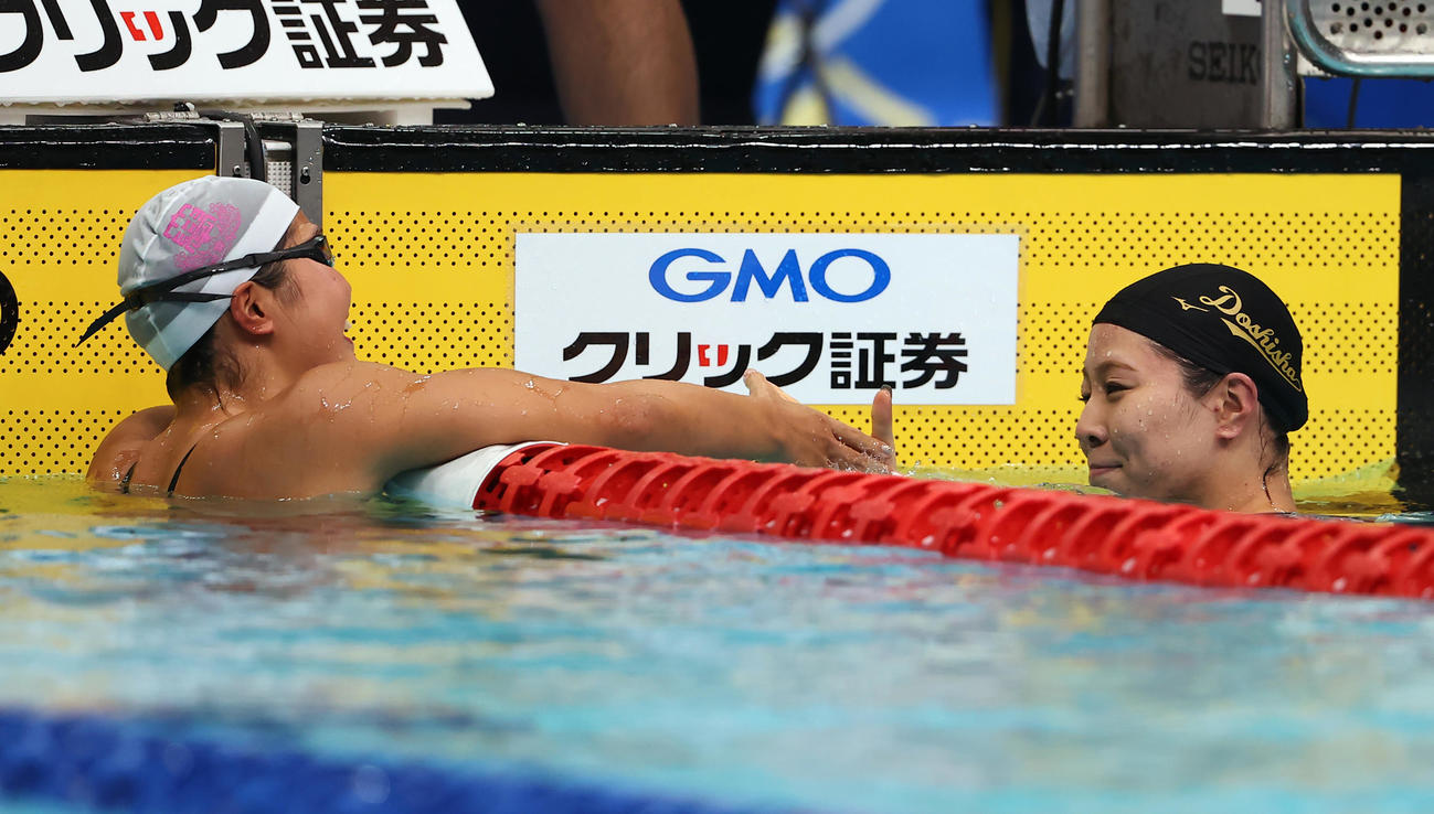 女子200メートルバタフライで優勝した林（右）は2位の長谷川と笑顔で握手（撮影・浅見桂子）
