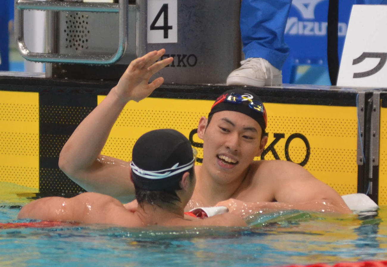 男子200メートルバタフライで2連覇した本多灯（右）（撮影・吉池彰）