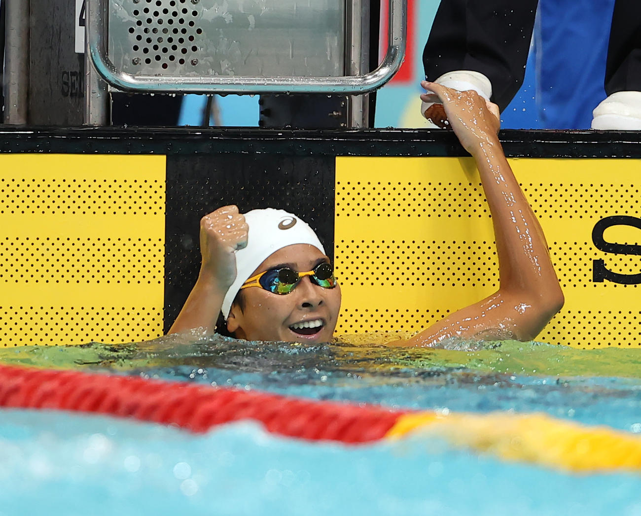 女子200メートル背泳ぎで優勝した又木愛紗はガッツポーズ（撮影・浅見桂子）