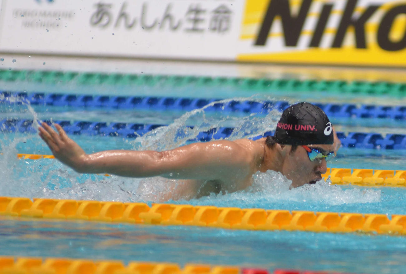 男子200メートルバタフライ予選で力泳する本多灯（撮影・吉池彰）