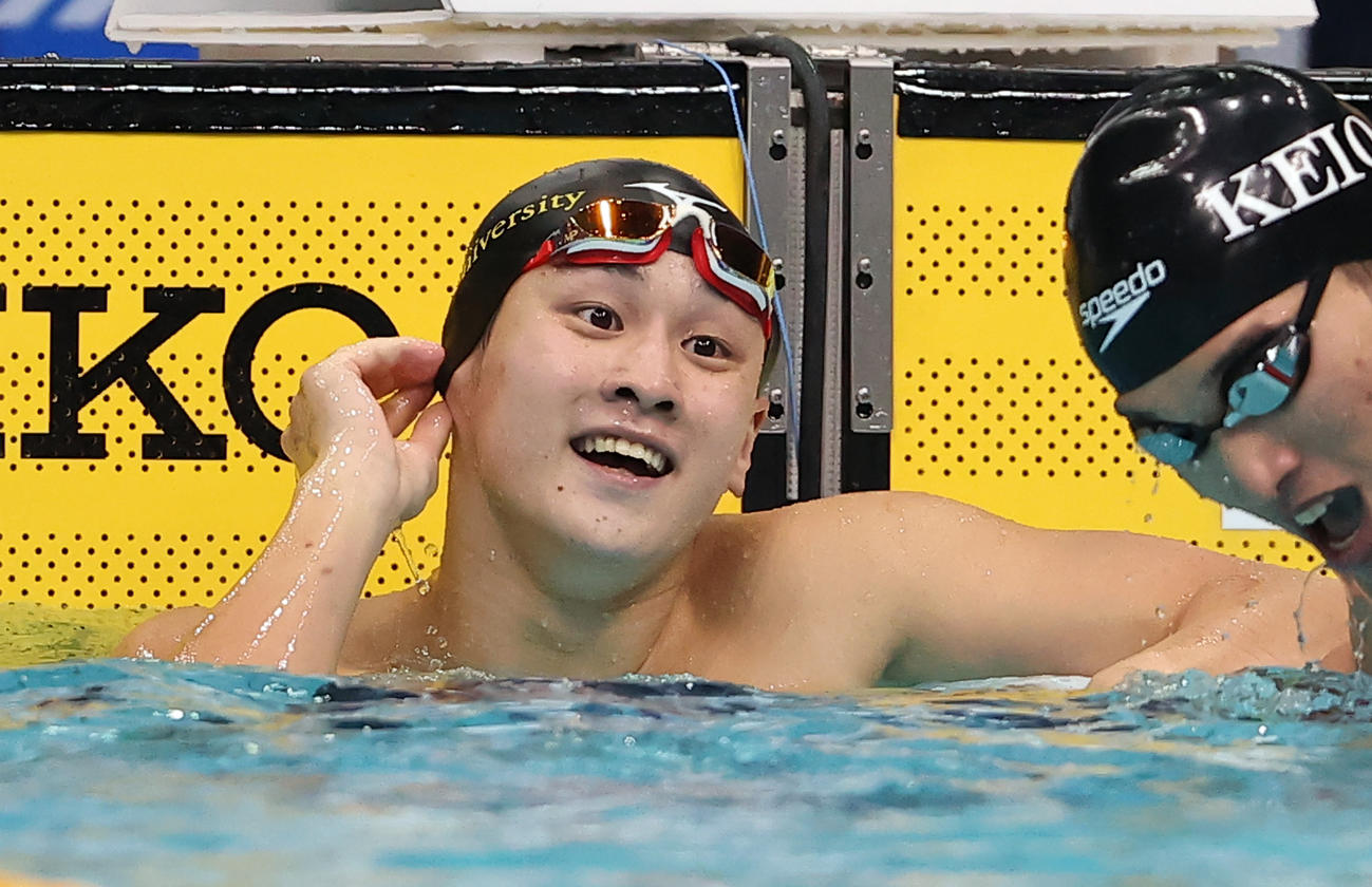 男子100メートル平泳ぎ予選を終えて笑顔を見せる佐藤（撮影・浅見桂子）