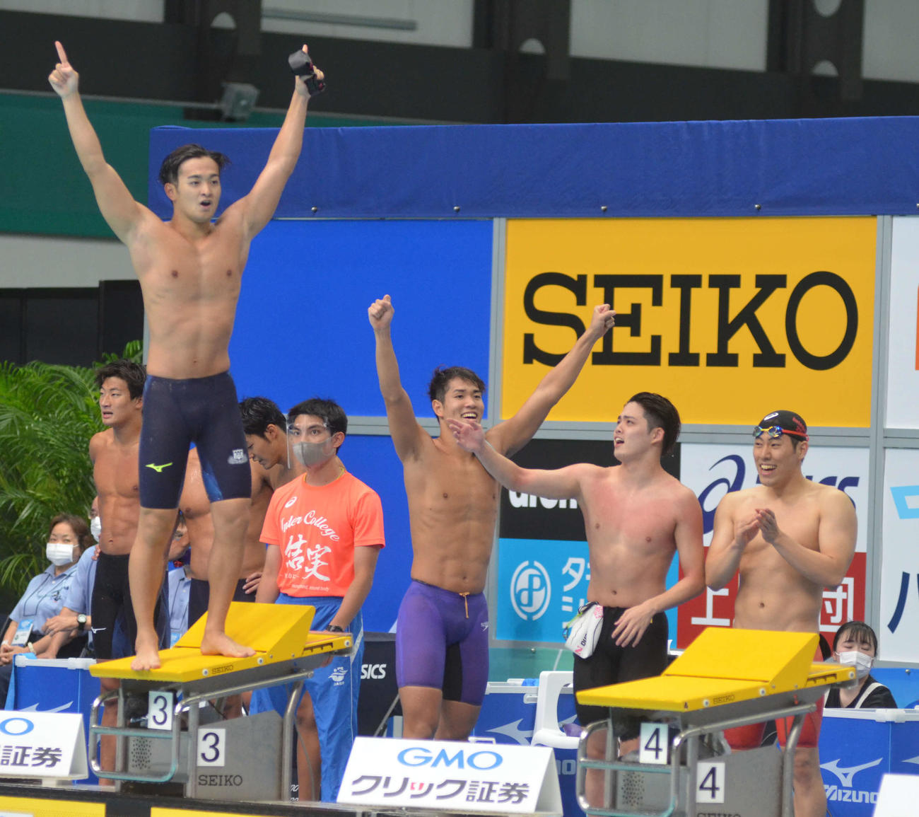 男子400メートルリレーを制した日大。右端が本多灯。スタート台上は関海哉（撮影・吉池彰）