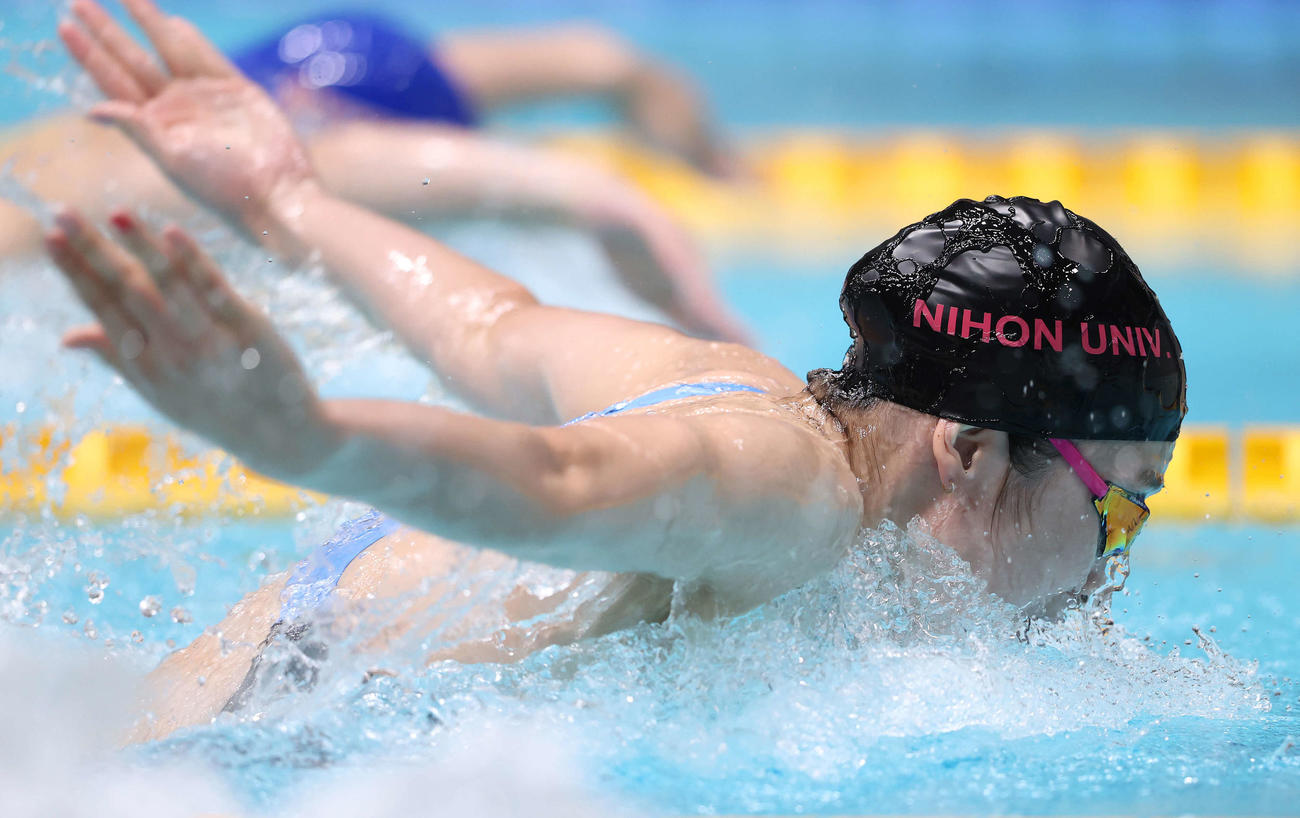 女子100メートルバタフライ予選、59秒05のトップタイムで決勝進出を決めた池江（撮影・河野匠）