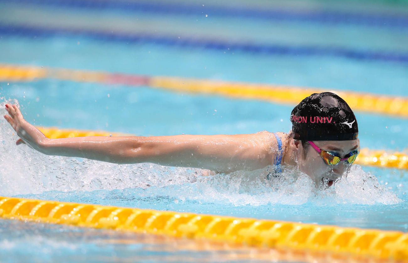 女子100メートルバタフライ予選、59秒05のトップタイムで決勝進出を決めた池江（撮影・河野匠）