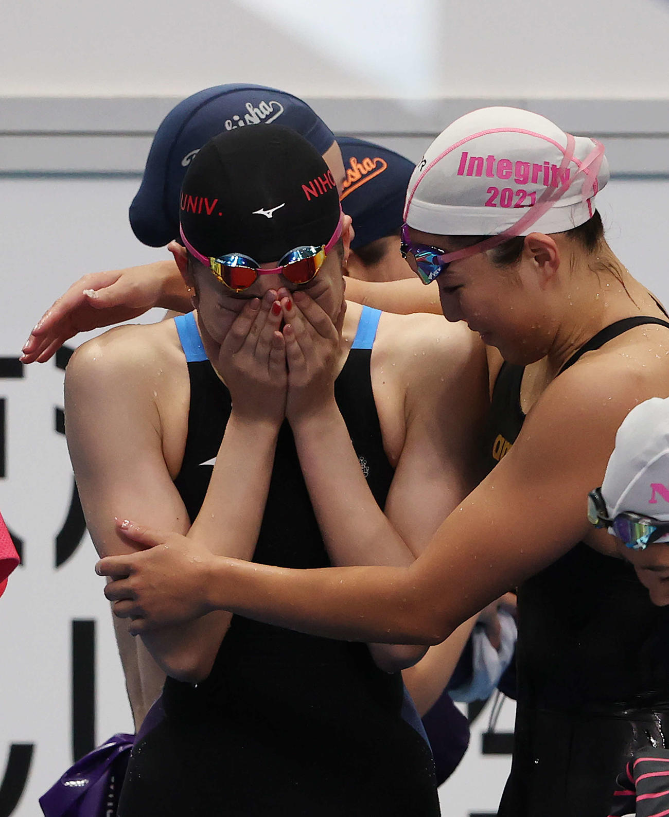 女子400メートルメドレーリレーで予選敗退となり涙を見せる池江（左）に声をかける山本（撮影・河野匠）