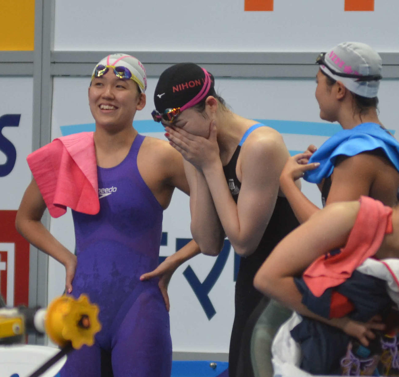 女子400メートルメドレーリレー予選で日大が全体10位で決勝進出を逃し、涙にくれる池江璃花子（中央）。右は慰める長谷川涼香（撮影・吉池彰）