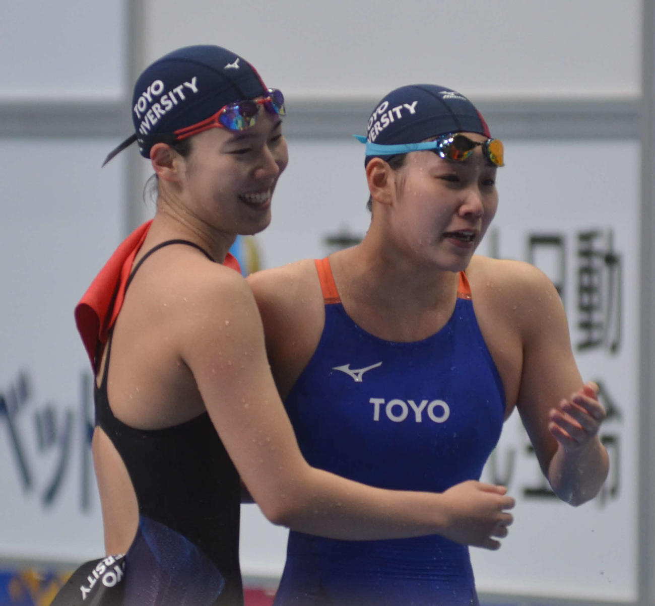 女子200メートル自由形で4連覇を果たした白井璃緒（右）（撮影・吉池彰）