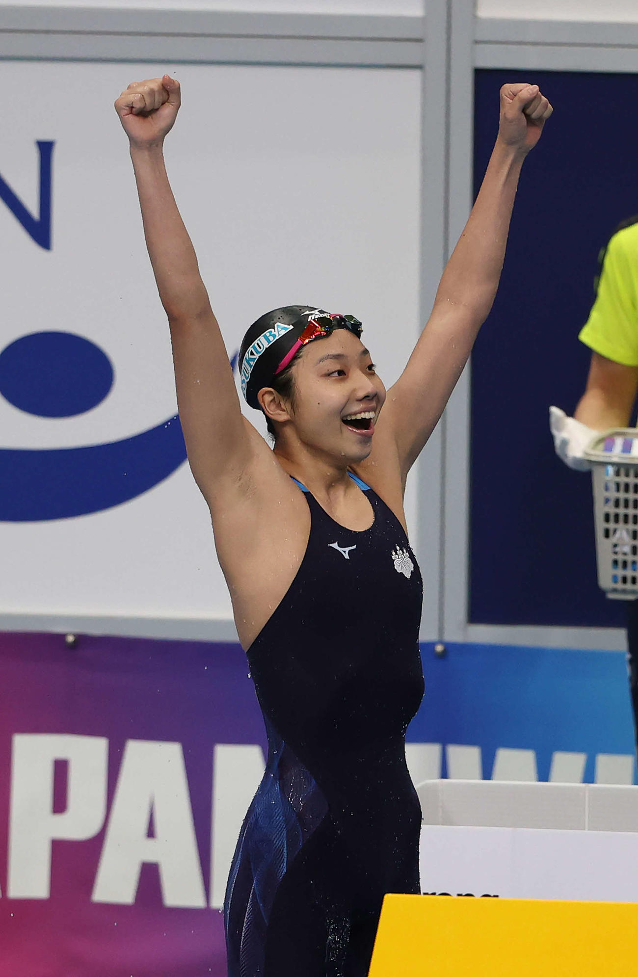 女子100メートルバタフライ決勝で池江を抑えて優勝しガッツポーズを見せる飯塚（撮影・河野匠）
