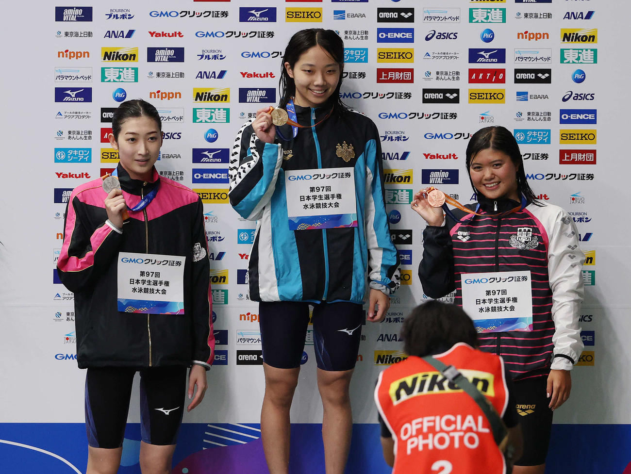 女子100メートルバタフライでメダルを手に記念撮影する、左から2位の池江、優勝した飯塚、3位の長谷川（撮影・河野匠）