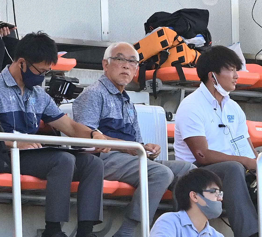 スタンドから試合を見つめる近大・中島監督（中央）（撮影・上田博志）