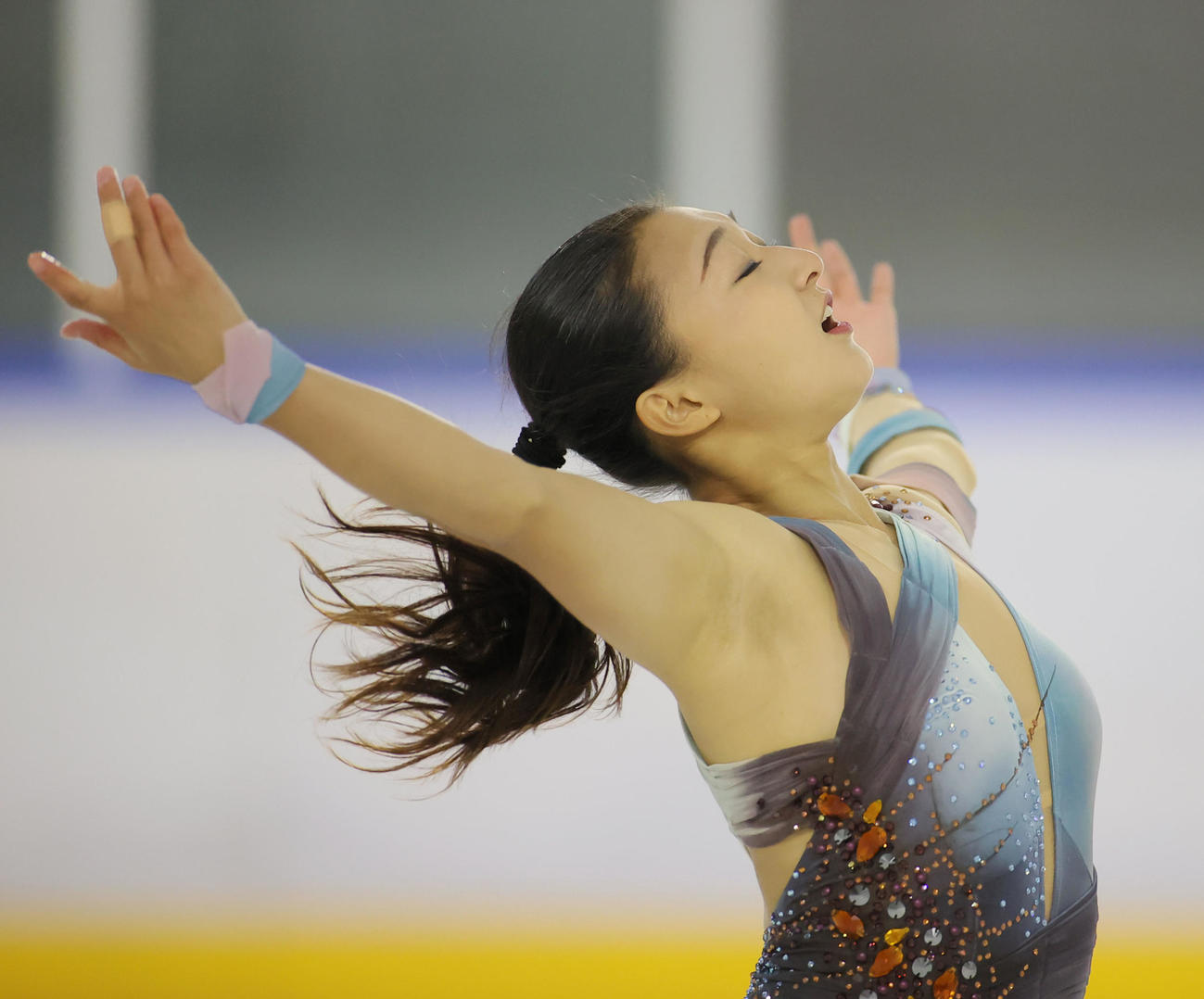 坂本花織 超絶やけくそで おりゃあ って感じ おなかと足つるも首位発進 フィギュア写真ニュース 日刊スポーツ