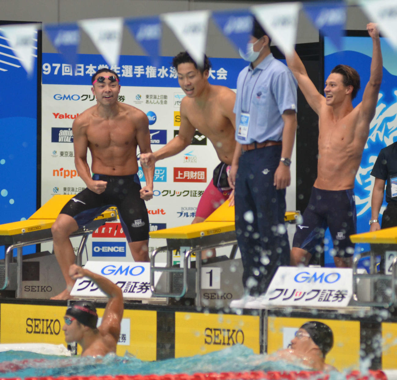 男子400メートルメドレーリレーで優勝した日大。左下が関海哉（撮影・吉池彰）