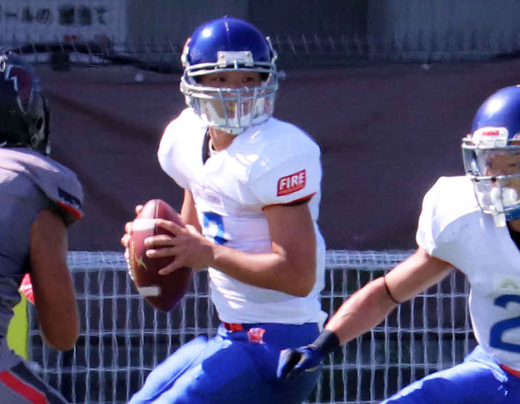 関学大卒業後、初めて公式戦に出場したホークアイQB奥野（中央）（撮影・三宅ひとみ）
