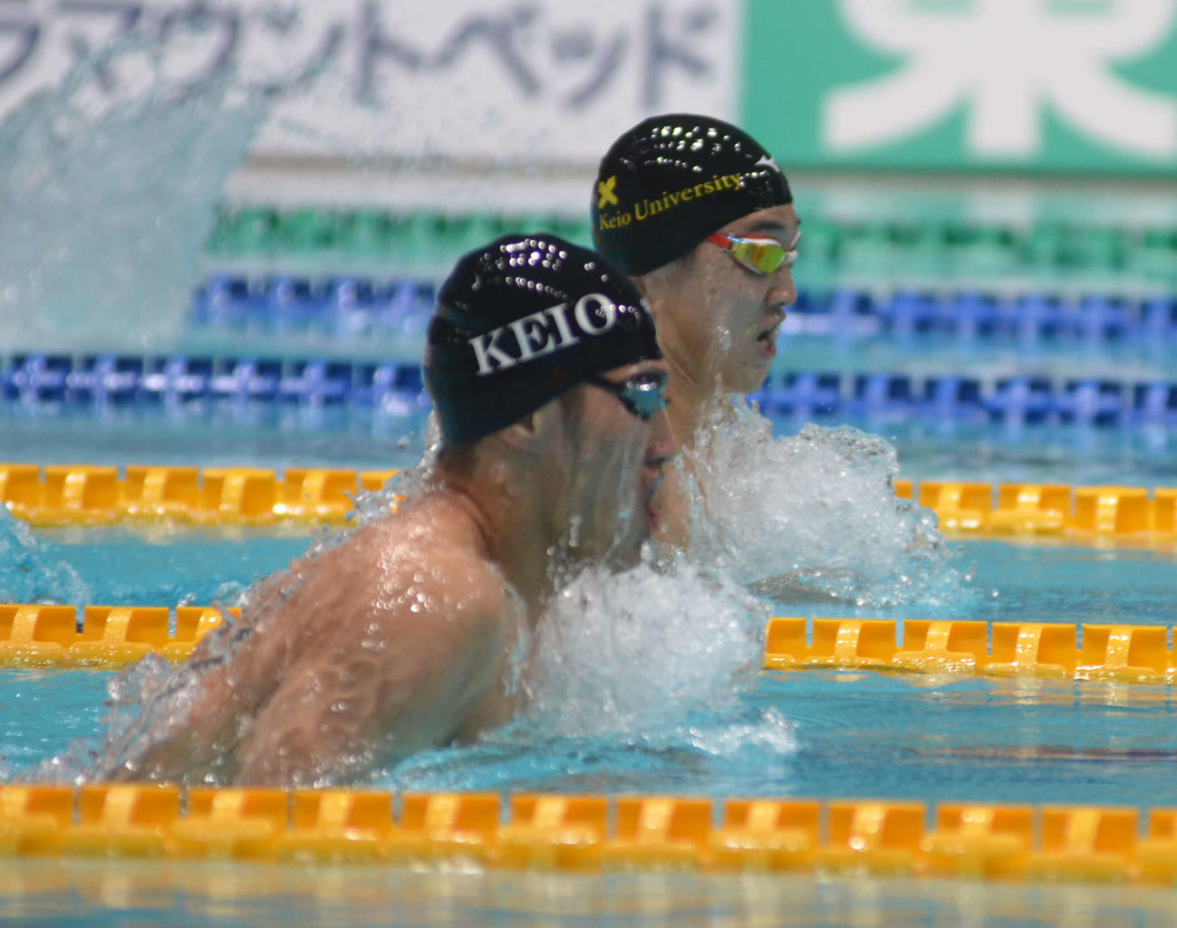 男子200メートル平泳ぎ予選で深沢大和（手前）と競り合う佐藤翔馬（撮影・吉池彰）