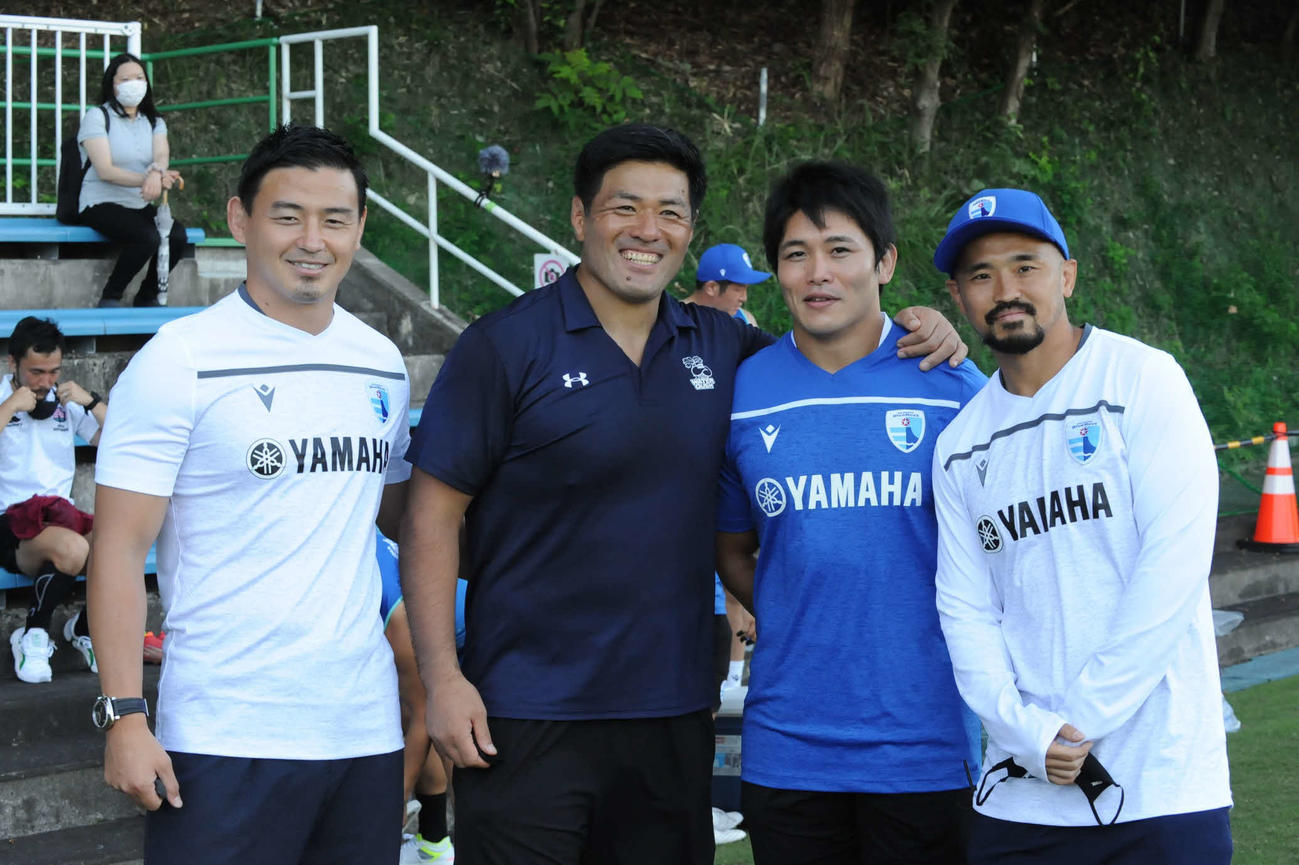 記念撮影に応じる、左から五郎丸歩CRO、山村亮クリタ昭島スクラムコーチ、三村勇飛丸、矢富勇毅