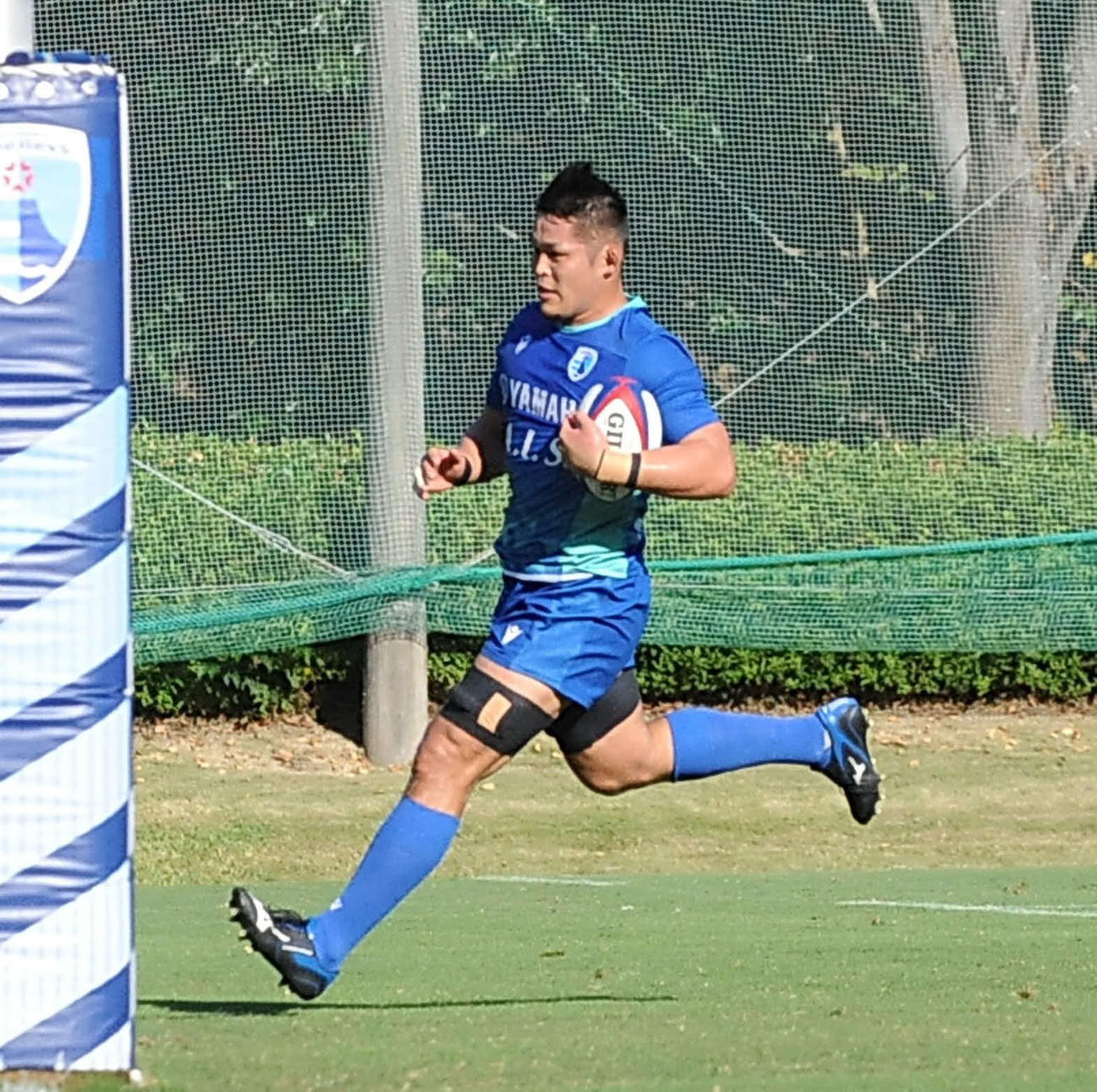 後半13分にトライする静岡ブルーレヴズの舟橋